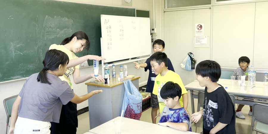 講師が前で実験を実演するようす
