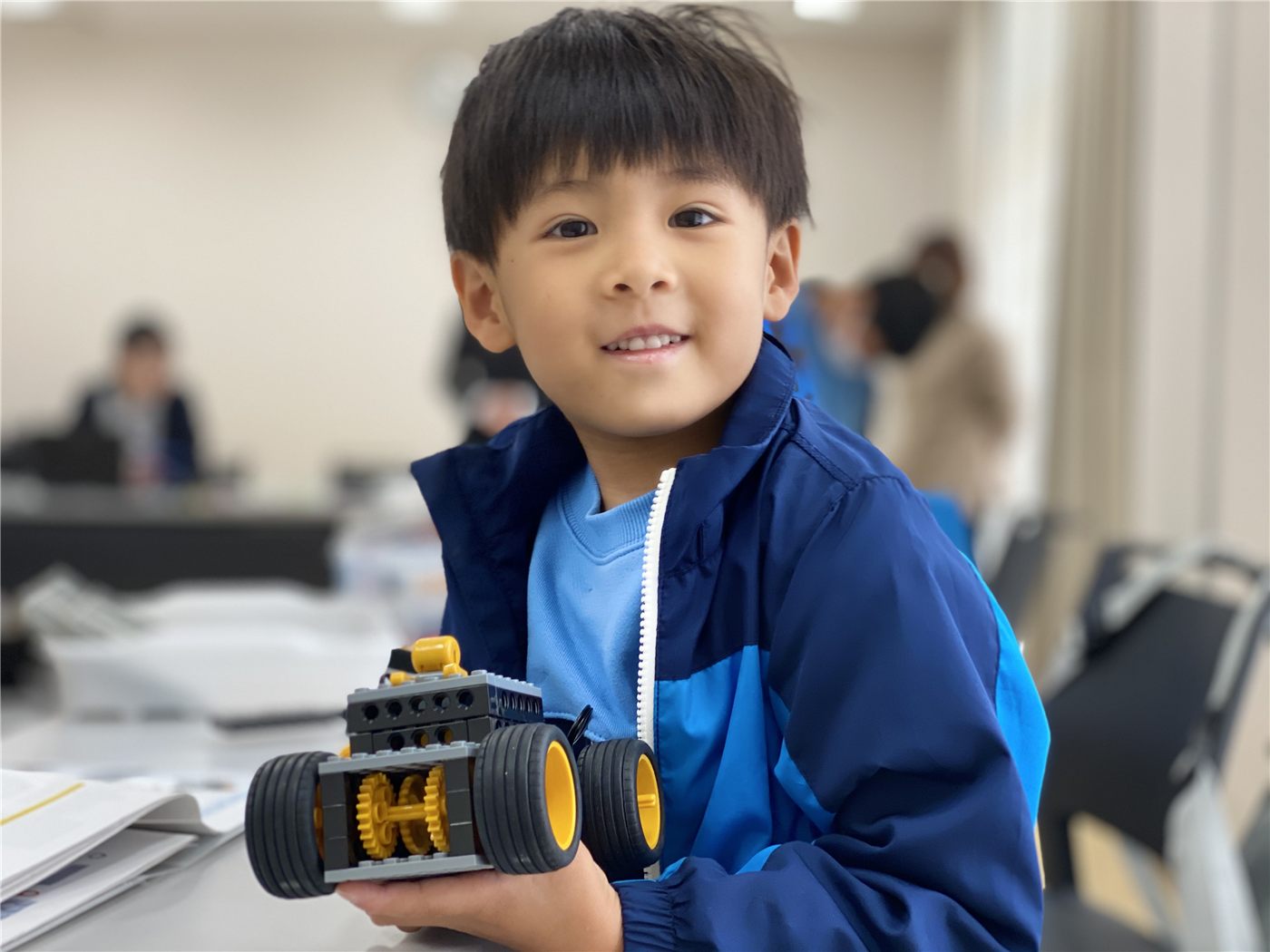完成したロボットカーを手にする生徒