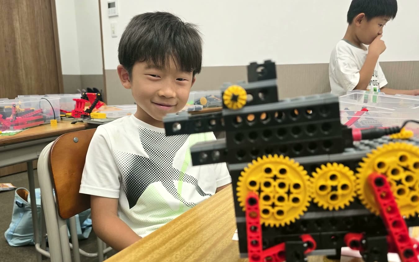 教室でロボットを組み立てる子どもたち