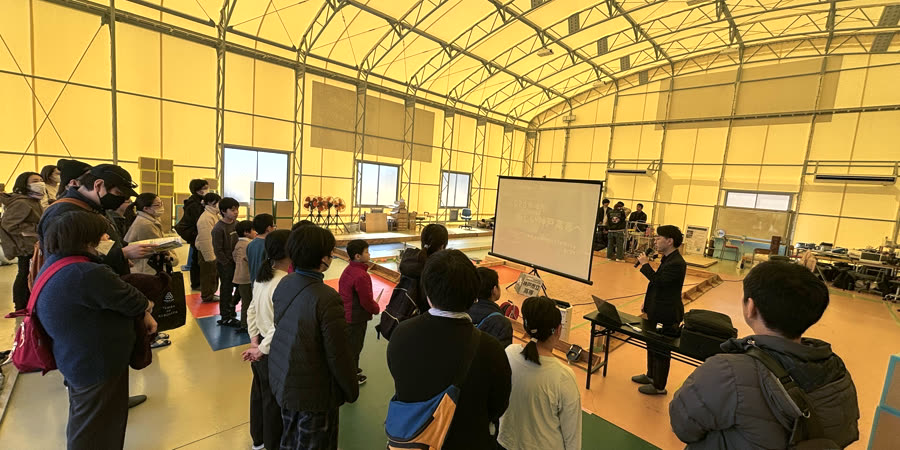施設で高専の説明を聞く参加者