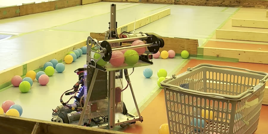 ロボコンのフィールドでボールを運ぶ競技ロボット