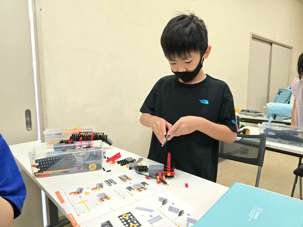 手元に集中してロボットを組み立てる生徒