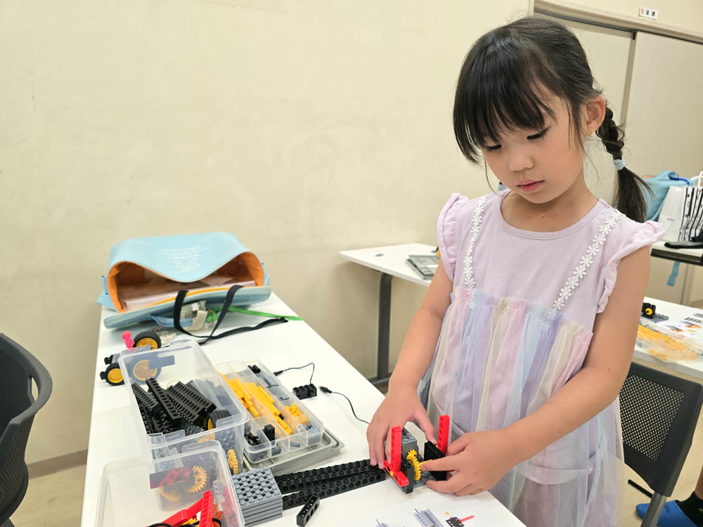 ロボットを組み立てる女の子