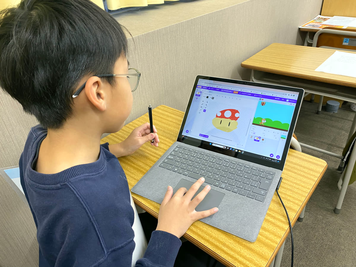 Scratchでキャラクターを動かす生徒